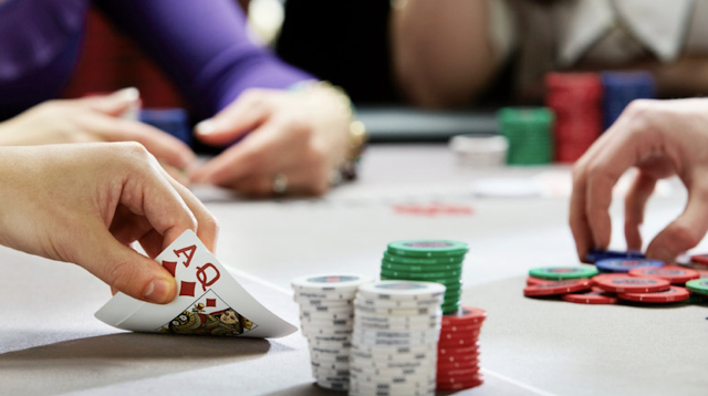 Chơi Poker online là gì